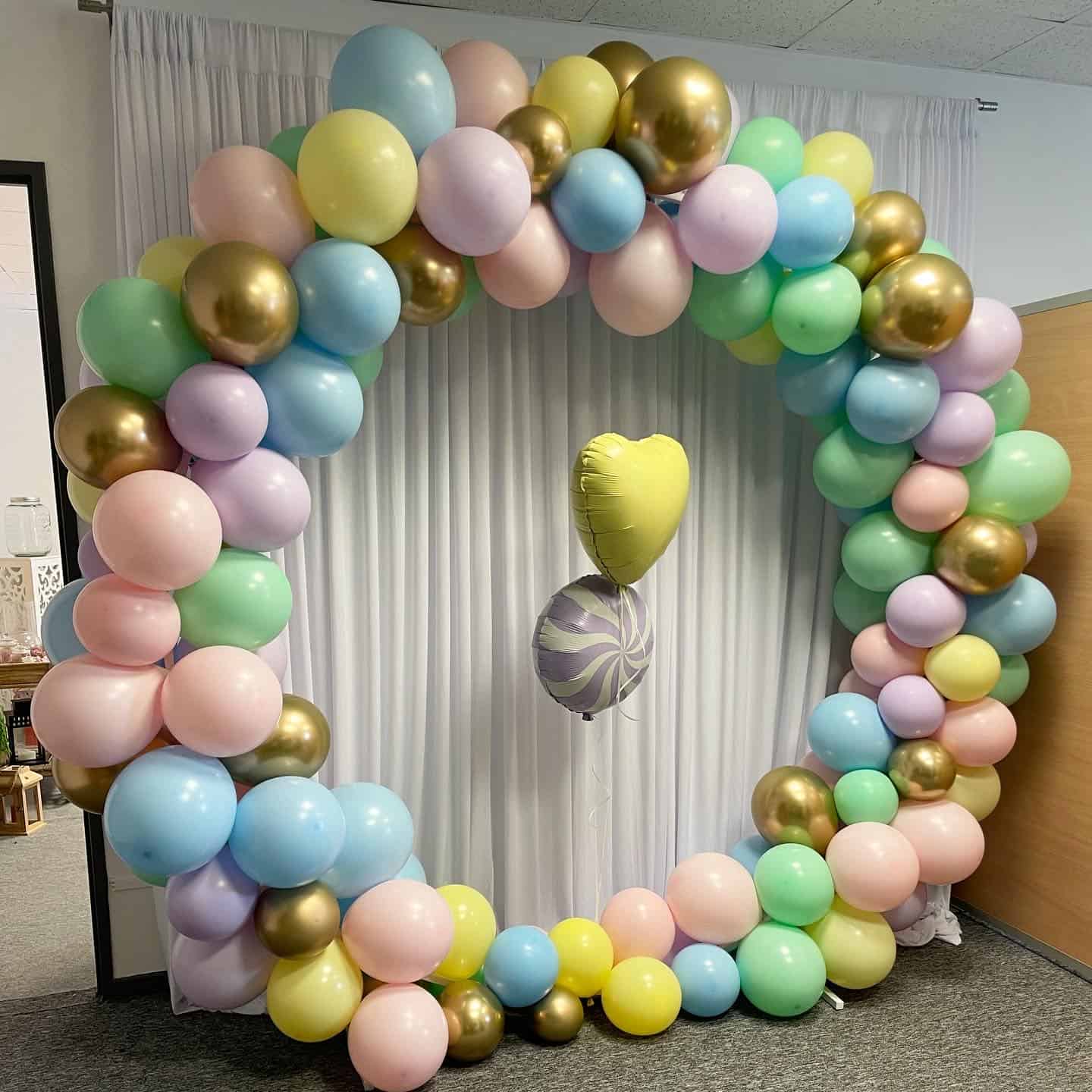 Structure de ballons gonflés à l'air en forme de coeur à l